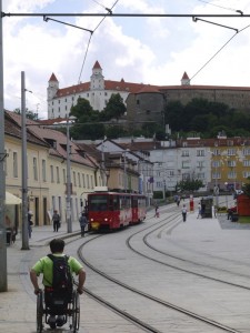 accessibilité Europe de l'Est - Horizons Partagés _chateau_tram_bratislava