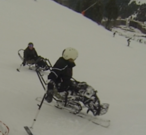 Dérapage en ski assis