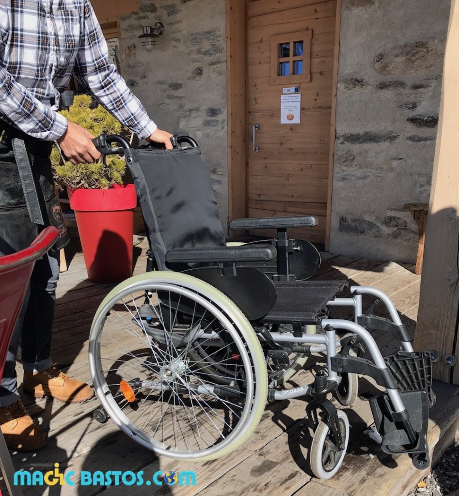 fauteuil-roulant-ski-restaurant